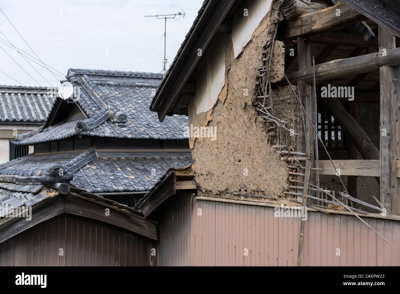 Teshima/Japan - September 2019: Ein verlassenes Haus neben anderen Traidtionshäusern auf der Insel Teshima. Stockfoto