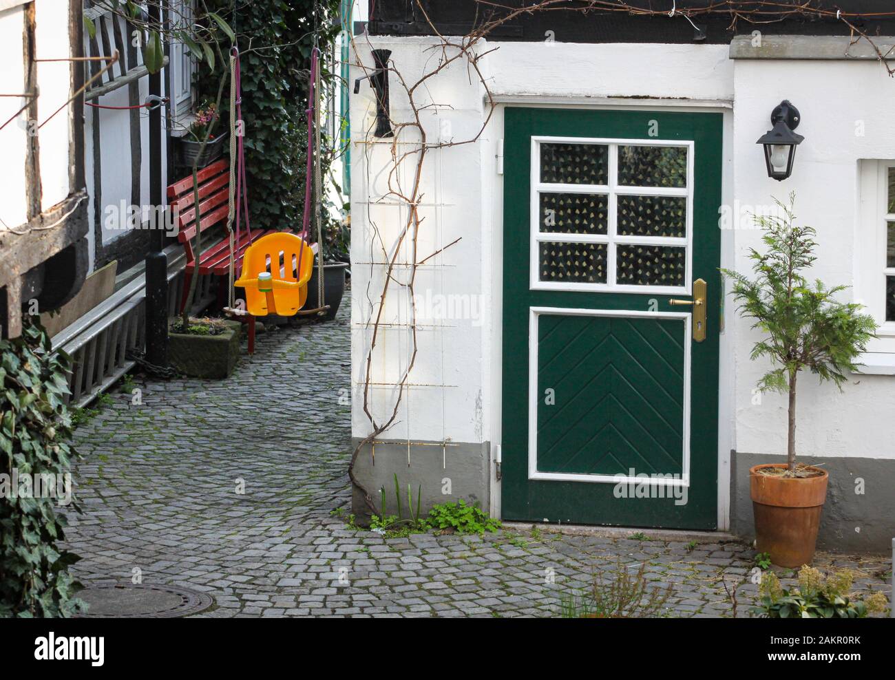 Blick auf eine der engen Gassen in der Altstadt von Freudenberg im Siegerland, NRW, Deutschland. Stockfoto