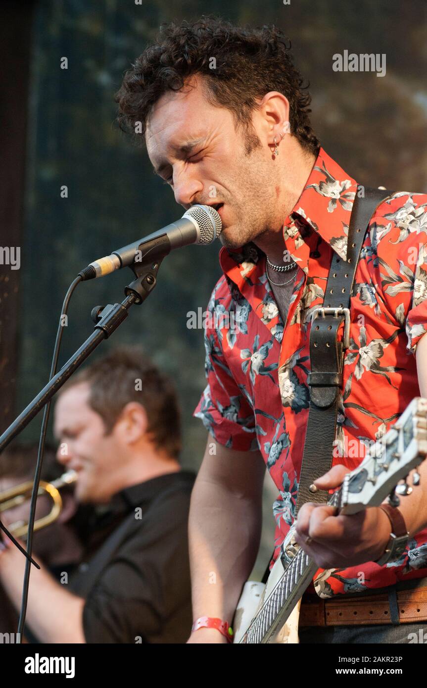 Paul Van Oestren der britischen Indie Band, der Bookhouse Boys am Larmer Tree Festival, UK, 17. Juli 2010 durchführen Stockfoto