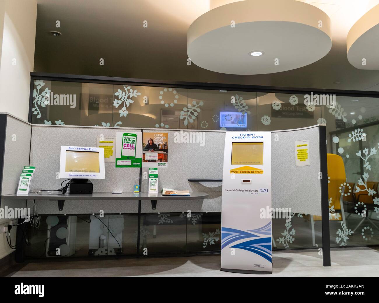 Computer Touchscreen Selbstkontrolle am Schreibtisch für ambulante Patienten im Charing Cross Hospital Stockfoto