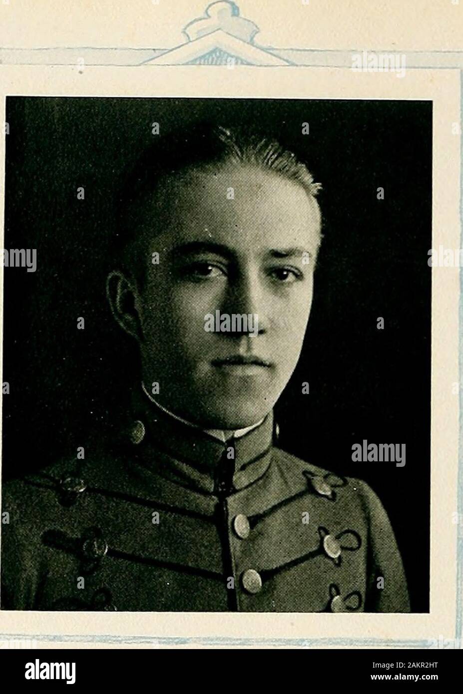 Bombe. ? J" g^wggnfifts * ct) "^o^B^ lAf^^ KaR^ vaiMw * - SWfiSfflHS. Walter Grau Robertson, B.Sc. LYNCHBURG, Virginia, geboren 1902. Immatrikuliert 1918. Kavallerie Waltr Robbie. -W. C. in der vierten Klasse: Private Co.E; Lynchburg Club; Firma Baseball. ThirdClass: Private Co.D; I^ynchburg Club; Firma Baseball. Zweiter Klasse: Private Co.D; Lynchburg Club; Firma Baseball; Basketball Squad; Mar - shal abschließende Kugel. Krst Klasse: Private Co.D; Lynchburg Club BasketballSquad; Firma Baseball; Polo Association; Marshal Final Deutsch. Ich ha gefunden yc Argument; ich bin nicht verpflichtet, yc verstehen - finden. Nach der Familie Namen h Stockfoto