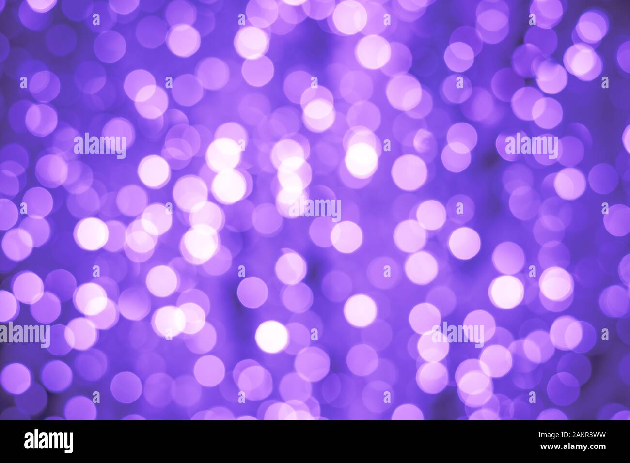 Abstrakter Bokeh-Hintergrund. Verschwommene Kulisse mit beleuchtetem Effekt. Violette Nachtlichter, funkelnde glänzende Kreise Stockfoto