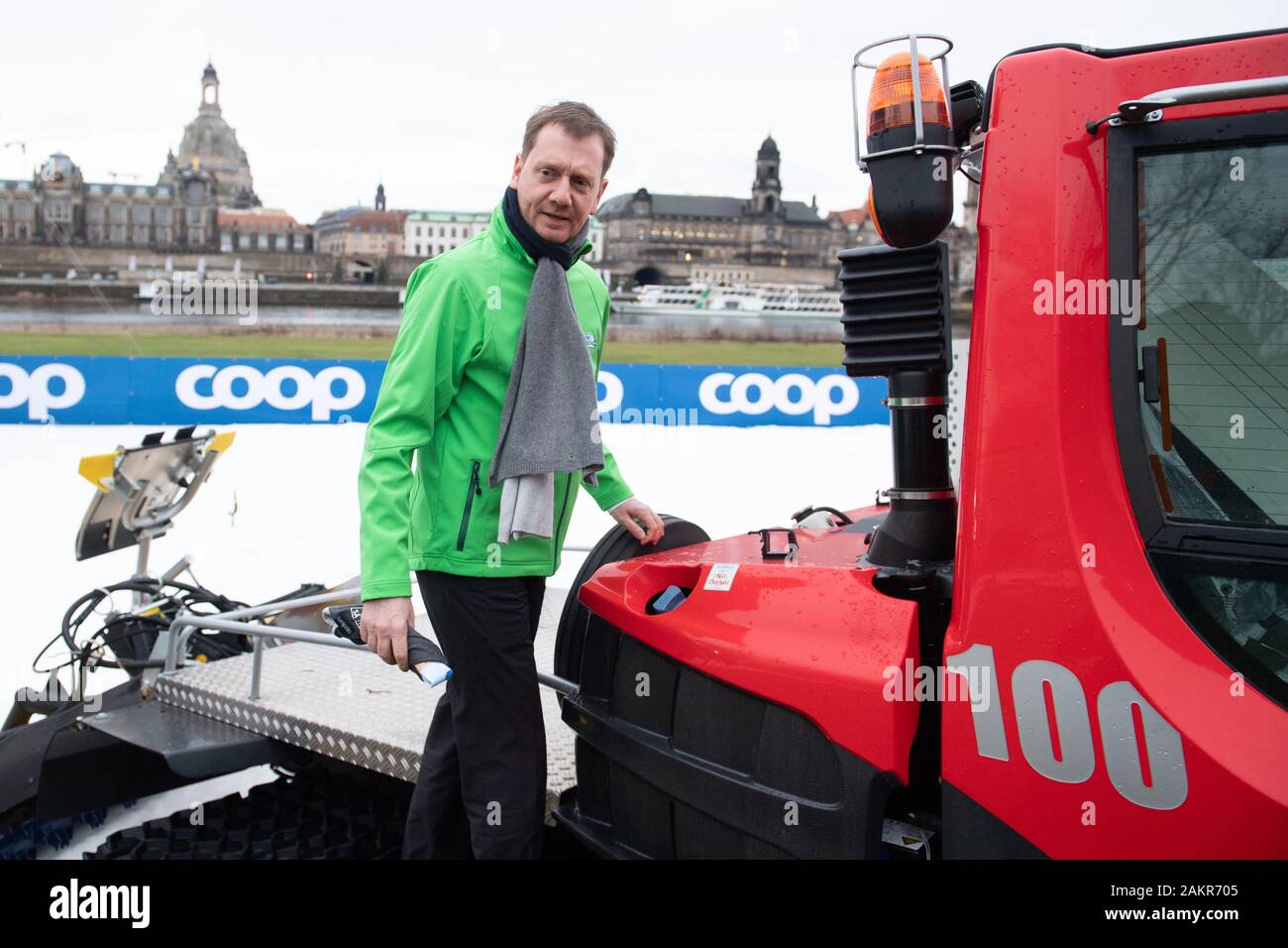 Dresden, Deutschland. 10 Jan, 2020. Michael Kretschmer (CDU), Ministerpräsident von Niedersachsen, steht auf einer Piste Tyrann auf dem Wettbewerb weichen für die anstehenden Langlauf Sprint-WM (Januar 11-12, 2020) an den Ufern der Elbe vor der Frauenkirche. Credit: Sebastian Kahnert/dpa-Zentralbild/dpa/Alamy leben Nachrichten Stockfoto
