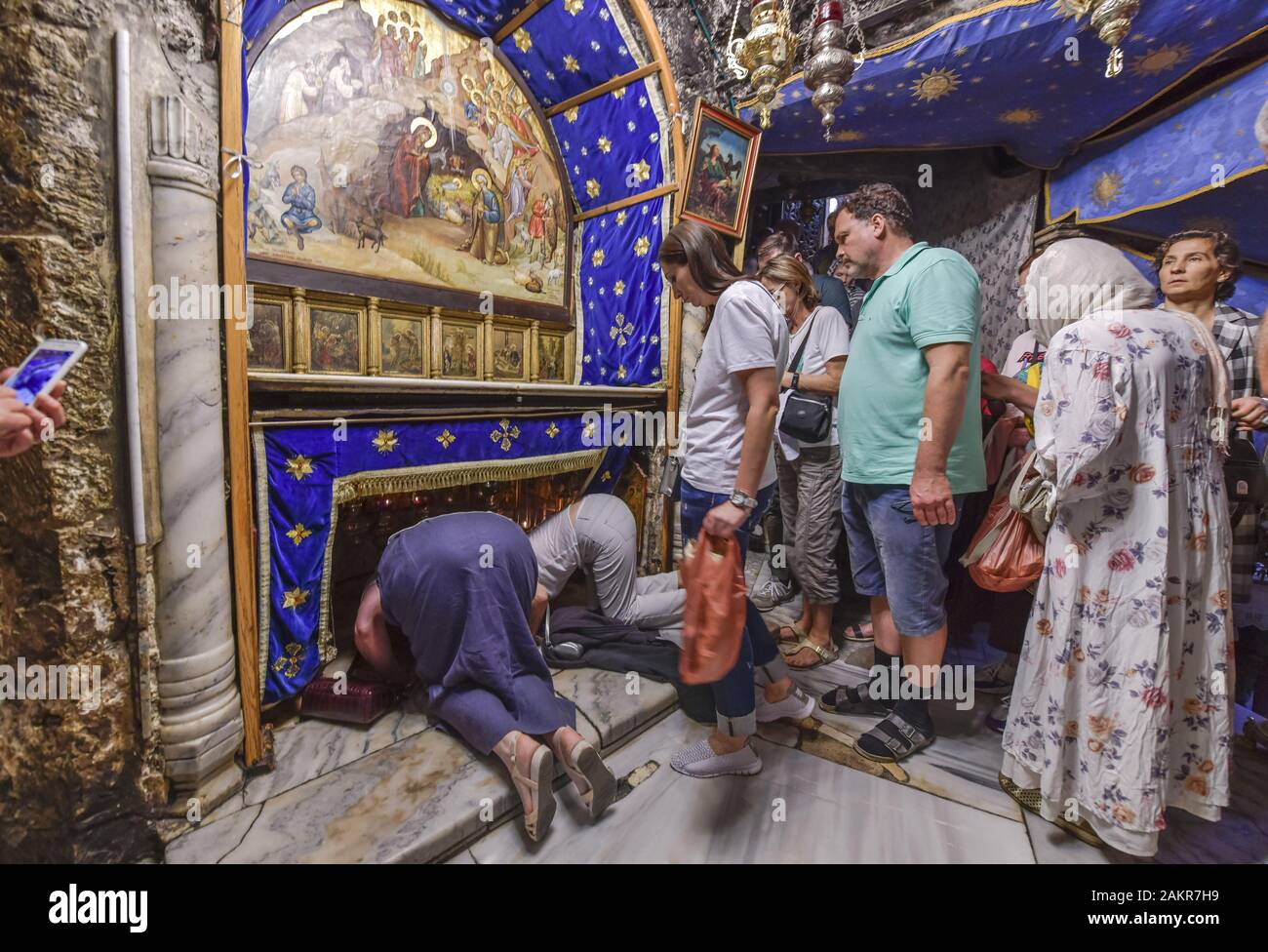Pilger, Geburtsort Jesus Christus, Geburtsgrotte in der Geburtskirche rechts, Bethlehem, Israel Stockfoto