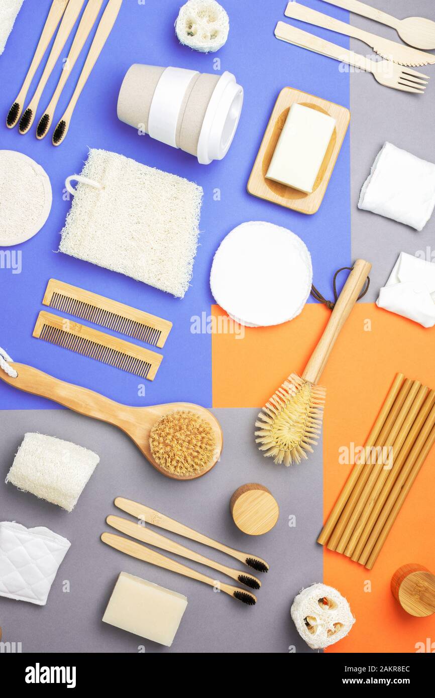 Umweltfreundliche, umweltfreundliche Produkte für die Körperpflege, Holzbürsten, Bambuszahnbürsten, Badezubehör, natürliche Seifen, wiederverwendbare Kaffeetasse auf farbenfrohem p Stockfoto