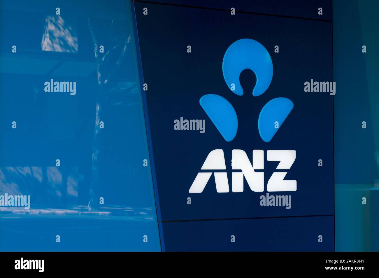 Brisbane, Queensland, Australien - 30. Dezember 2019: Blick auf das beleuchtete Anz (Australien und Neuseeland Bankengruppe) Bankschild, das vorne hängt Stockfoto