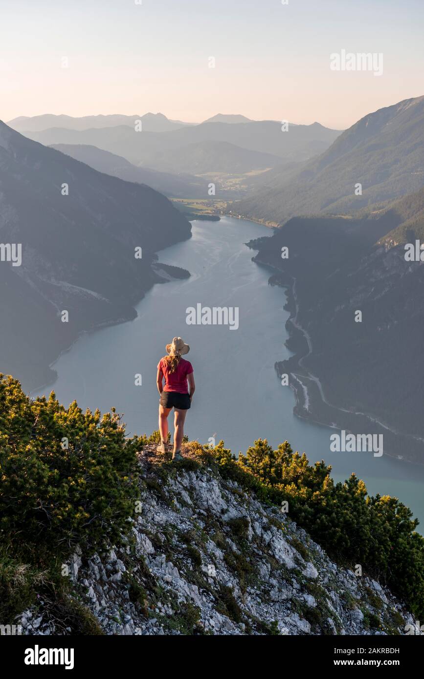 Junge Frau über Berg Landschaft suchen, Ansicht vom Berg Baerenkopf zum Achensee, Tirol, Österreich Stockfoto