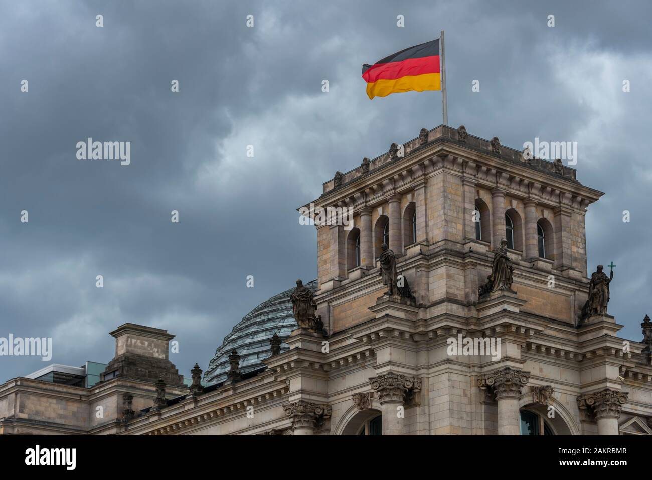 Reichstag mit winkenden Deutsche Fahne an der Spree, Regierungsviertel, Berlin, Deutschland Stockfoto