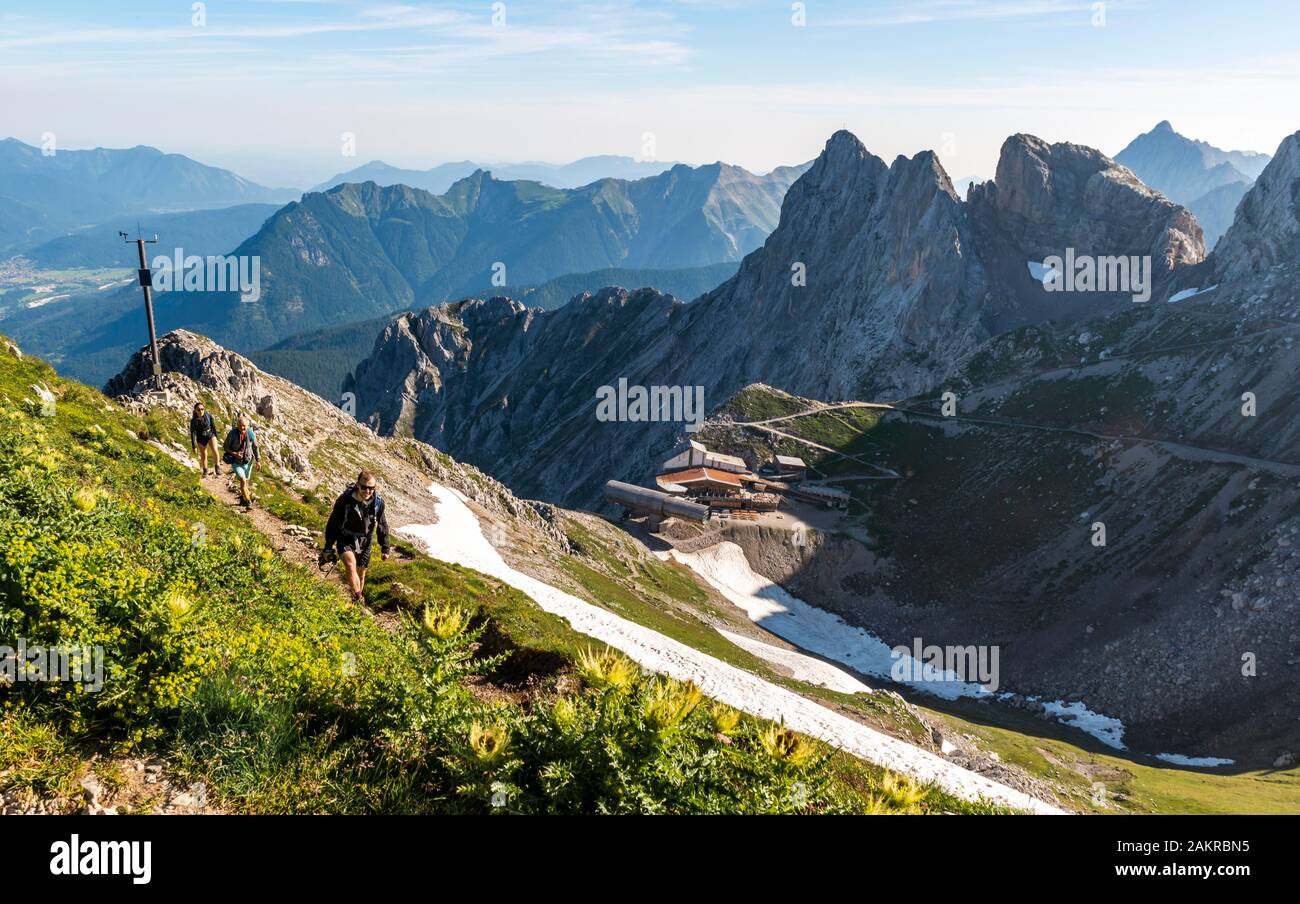 Bergsteiger, Blick auf Karwendel Bergrestaurant und Karwendelbahn Bergstation, rechts der westlichen Karwendelspitze, Mittenwalder Höhenweg Stockfoto