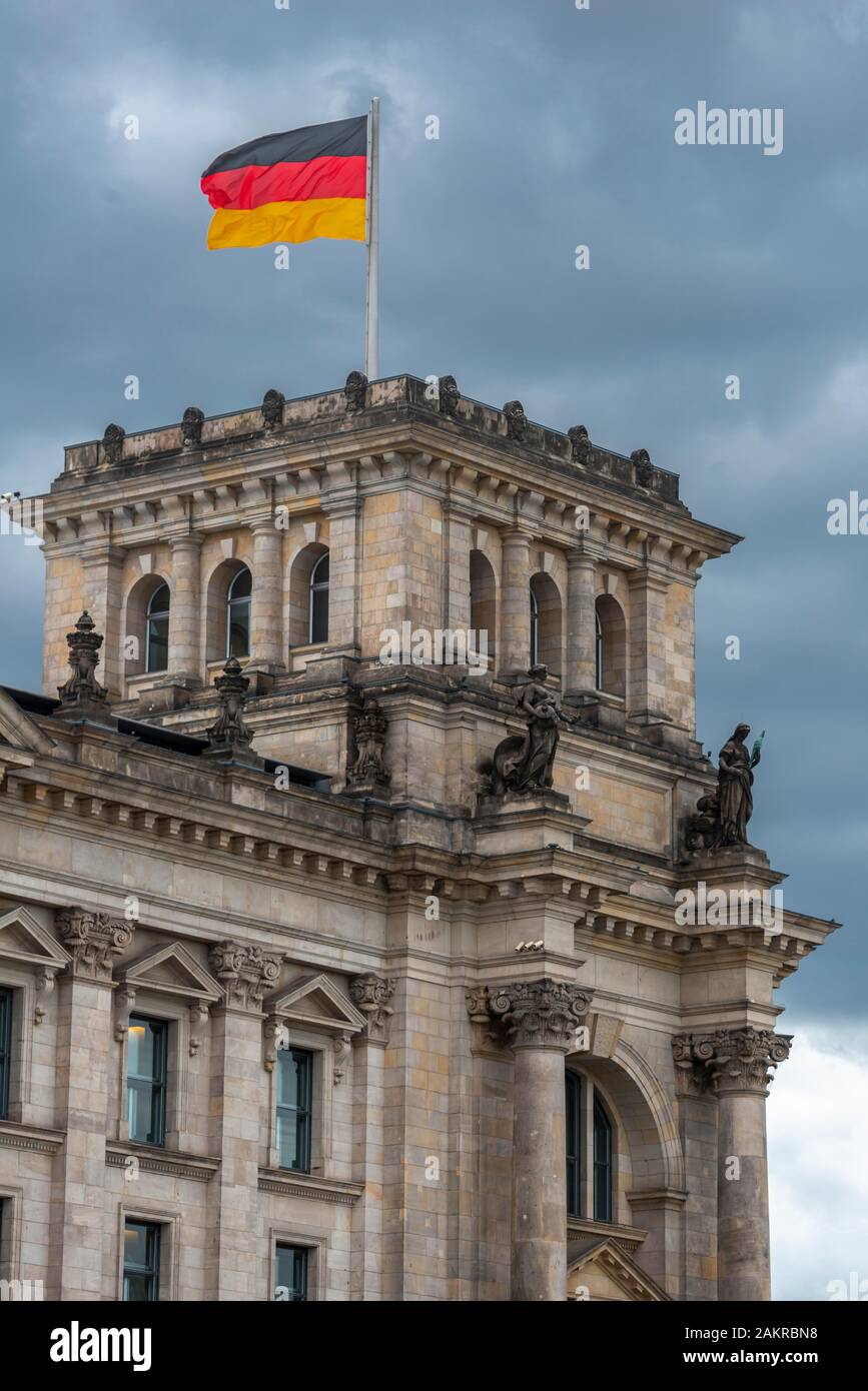 Reichstag mit winkenden Deutsche Fahne an der Spree, Regierungsviertel, Berlin, Deutschland Stockfoto