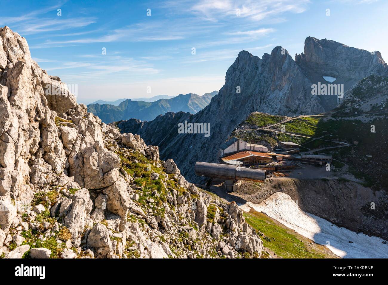 Blick auf Karwendel Bergrestaurant und Karwendelbahn Bergstation, rechts der westlichen Karwendelspitze, Mittenwalder Höhenweg, Karwendelgebirge Stockfoto