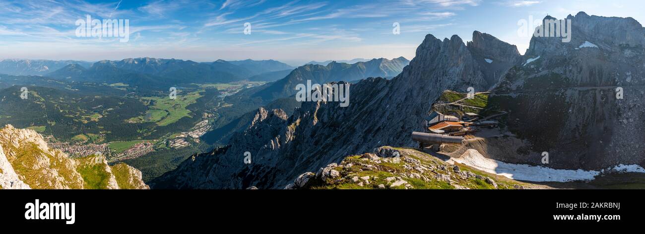 Panorama, Blick auf Karwendel Bergrestaurant, Karwendelbahn Bergstation und Mittenwald, rechts westlichen Karwendel Peak, Mittenwalder Höhenweg Stockfoto