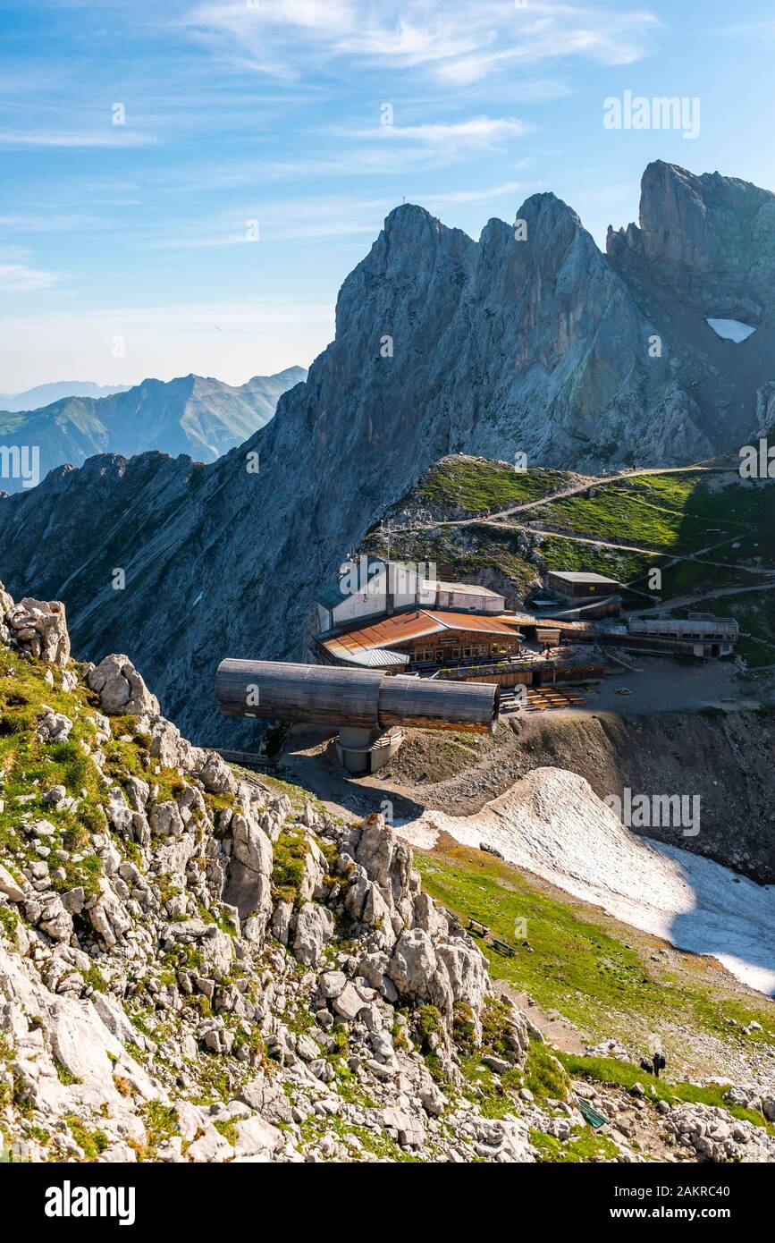 Blick auf Karwendel Bergrestaurant und Karwendelbahn Bergstation, rechts der westlichen Karwendelspitze, Mittenwalder Höhenweg, Karwendelgebirge Stockfoto