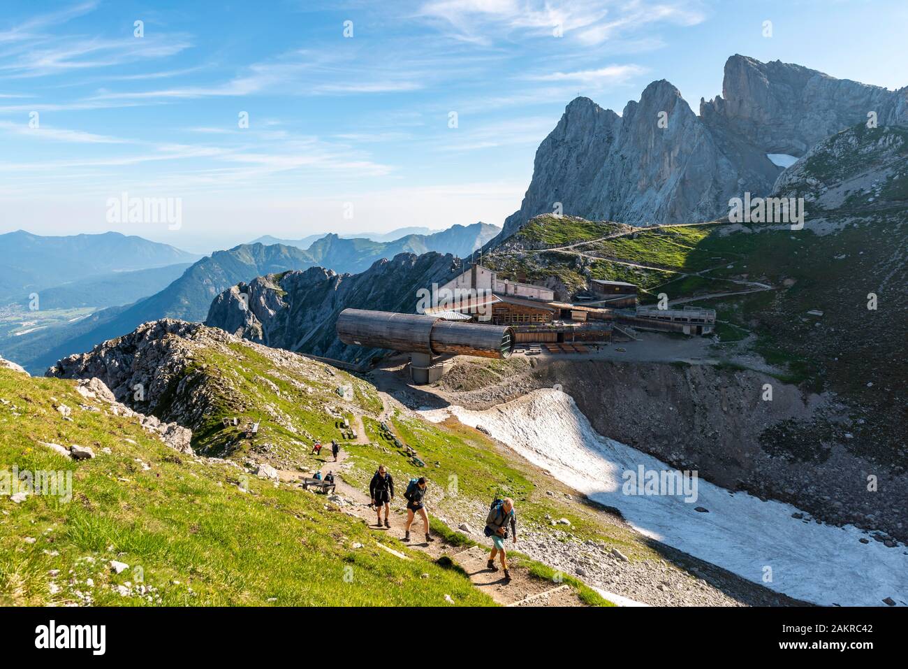 Bergsteiger, Blick auf Karwendel Bergrestaurant und Karwendelbahn Bergstation, rechts der westlichen Karwendelspitze, Mittenwalder Höhenweg Stockfoto