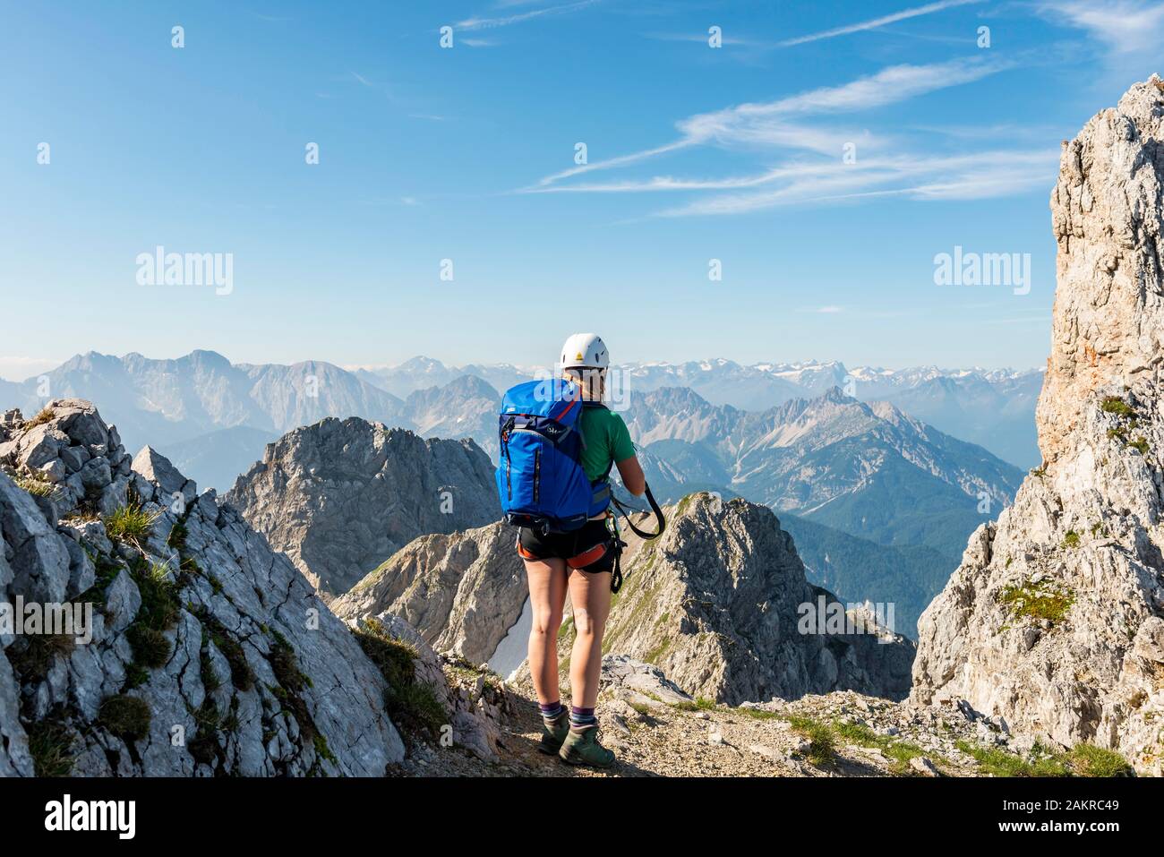 Bergsteiger mit Rucksack über Berge suchen, mittenwalder Klettersteig, Karwendel, Mittenwald, Deutschland Stockfoto