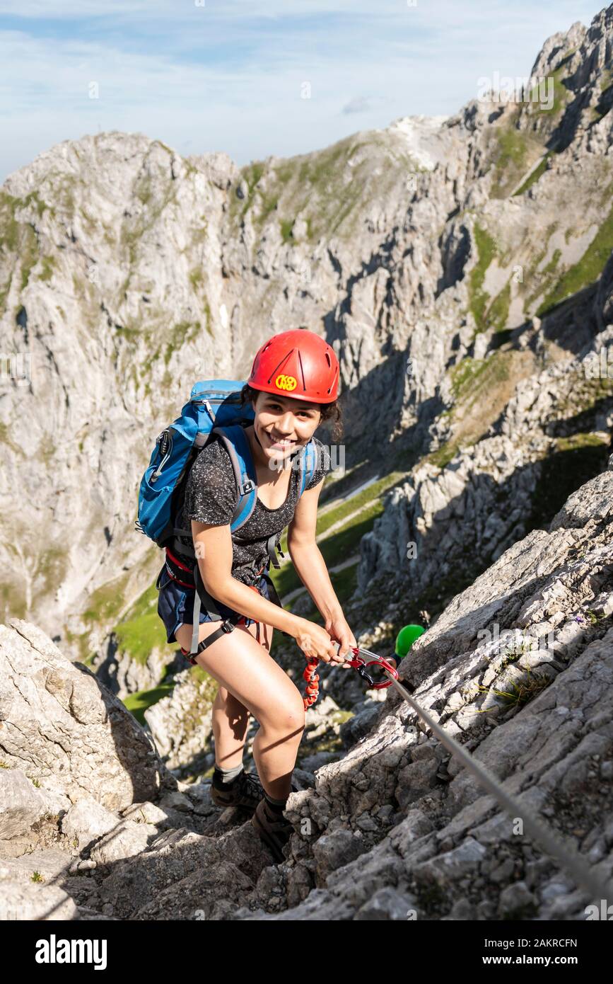 Bergsteiger, junge Frau mit Helm auf einem gesicherten Klettersteig, Mittenwald Klettersteig, Karwendel, Mittenwald, Deutschland Stockfoto
