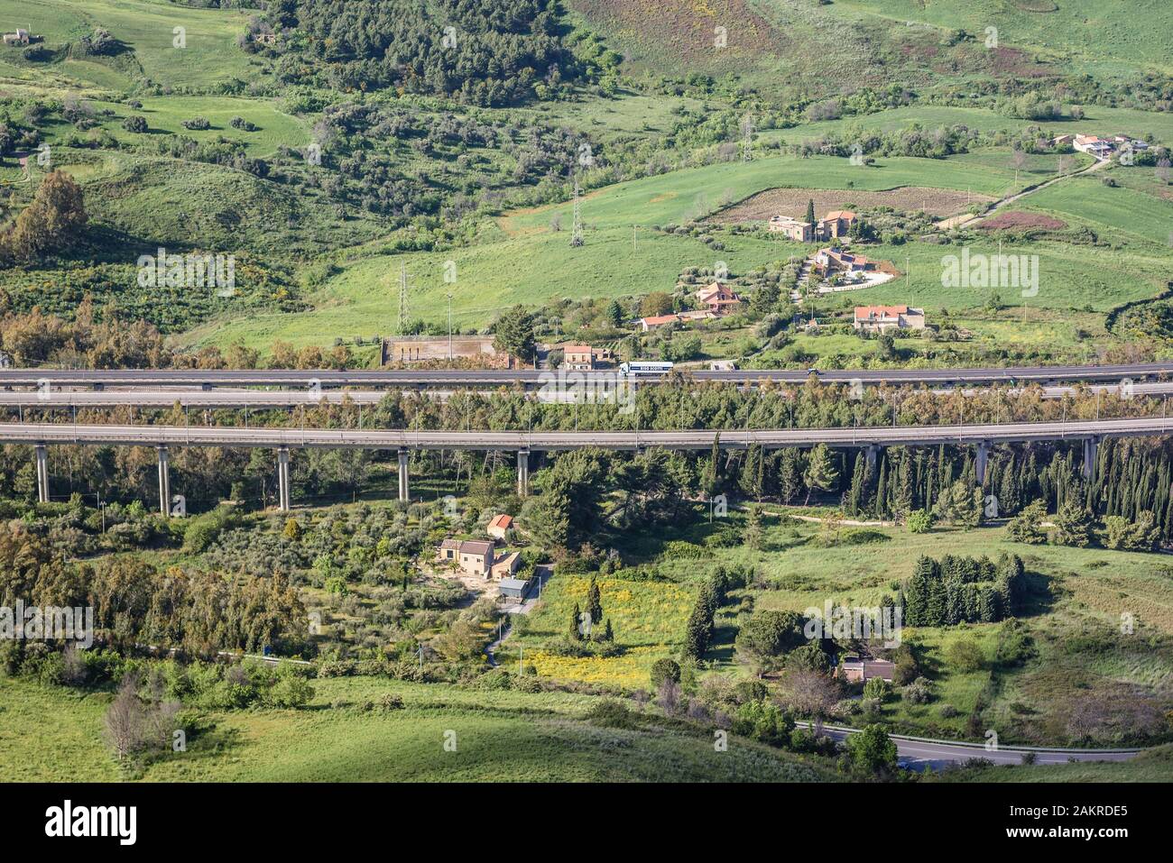 Autobahn A 19 von Enna Stadt und Gemeinde in der Provinz Enna in der Mitte von Sizilien im Süden von Italien entfernt gesehen Stockfoto