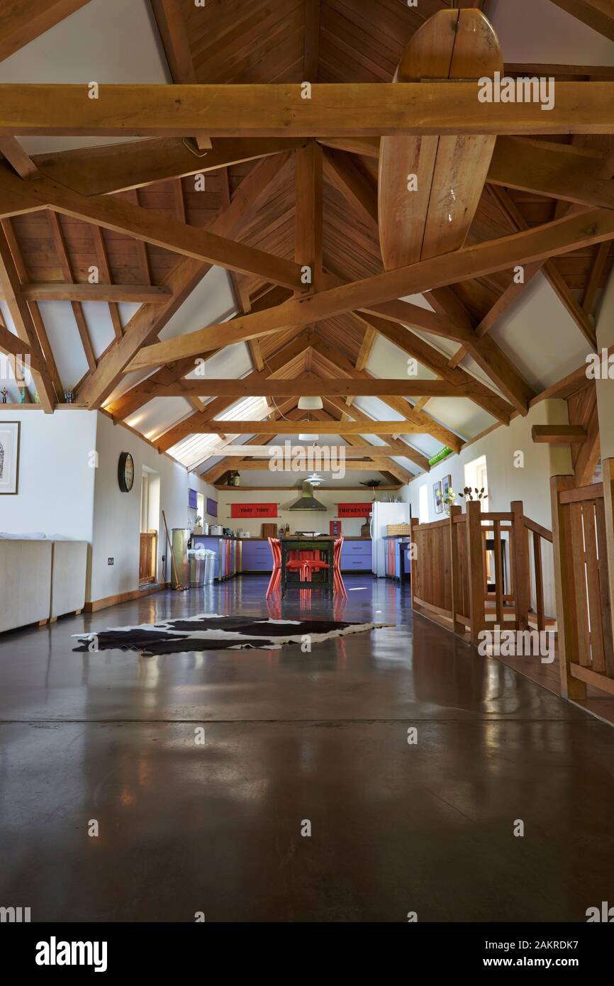 Scheunenumbau mit schönem Eichendach Stockfoto