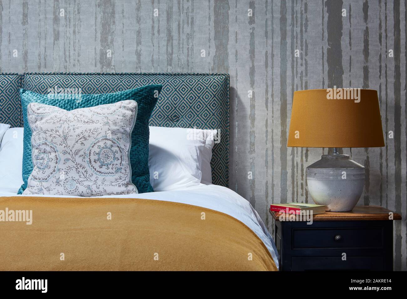 Schlafzimmer mit Doppelkopfteil Stockfoto