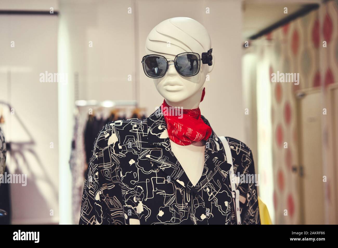 Foto-Damenbekleidung auf einer Schaufensterpuppe mit Tasche. Konzepte des Verkaufs von Einkaufspassungen. Große Rabatte. Sankt Petersburg 15.07.2019. Stockfoto