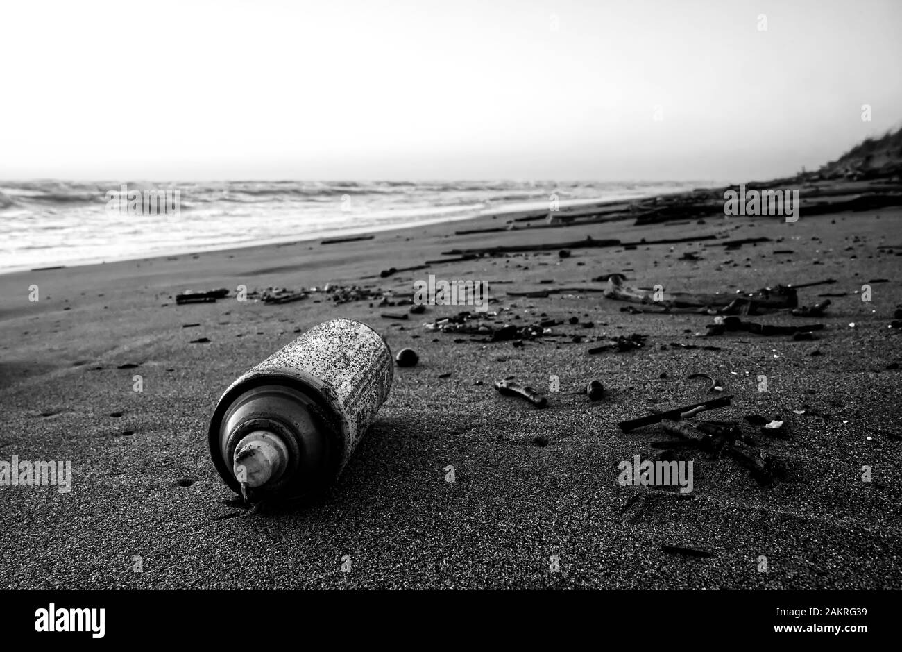 Eine verrostete Sprühflasche an einem Strand zeigt die Auswirkungen auf die Natur der menschlichen Verschmutzung Stockfoto