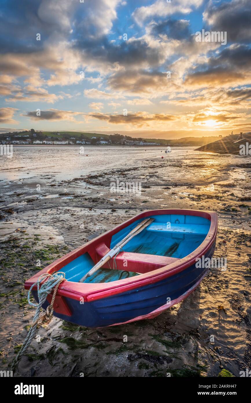Appledore, North Devon, England. Freitag, den 10. Januar 2020. UK Wetter. In der Dämmerung die starken Winde, die Küste von North Devon über Nacht abklingen Hit und die Sonne bricht durch die Verdünnung der Cloud auf dem Fluss Torridge Mündung an der Küstenort Appledore. Terry Mathews/Alamy Leben Nachrichten. Stockfoto