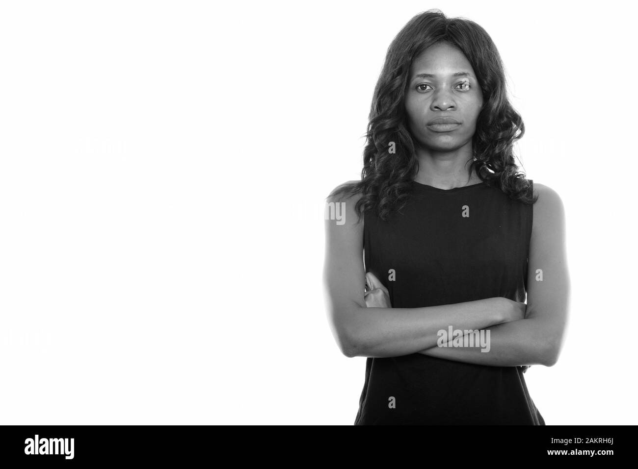Studio erschossen der junge schwarze afrikanische Frau mit verschränkten Armen Stockfoto
