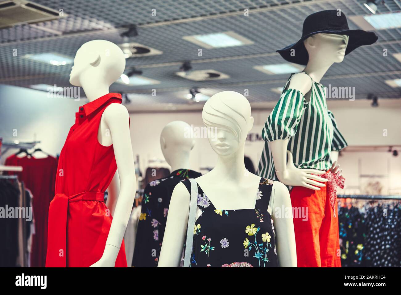 Foto-Damenbekleidung auf einer Schaufensterpuppe mit Tasche. Konzepte des Verkaufs von Einkaufspassungen. Große Rabatte Stockfoto