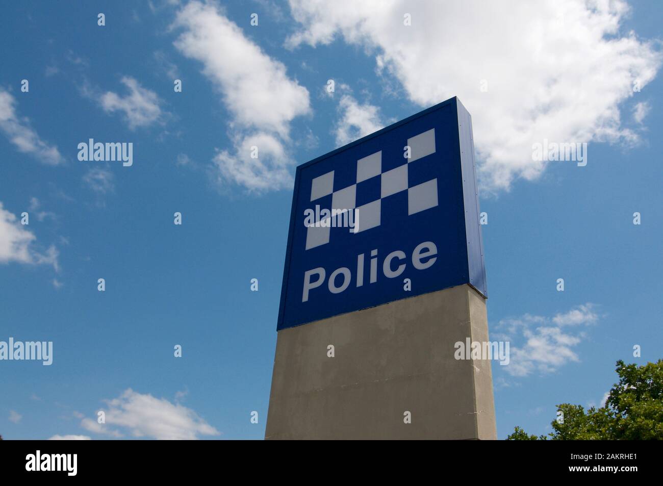 Brisbane, Queensland, Australien - 29. Oktober 2019: Blick auf das schild der australischen Polizei gegen einen blauen Himmel, der sich außerhalb einer Polizeistation in Greens befindet Stockfoto