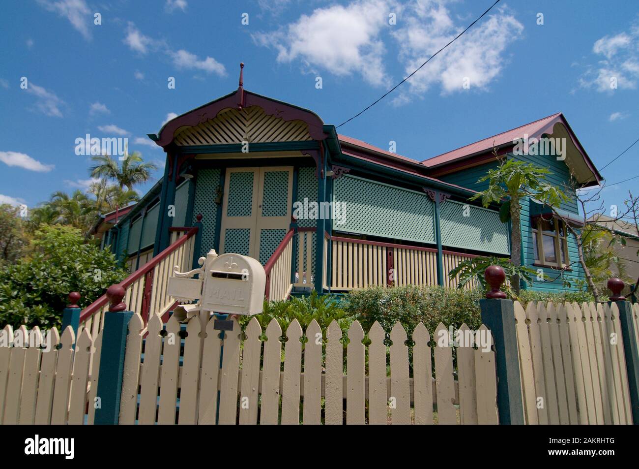 Brisbane, Queensland, Australien - 29. Oktober 2019 : Bild eines typischen alten Queenslander Hauses in der Nachbarschaft von Greenslopes in Brisb Stockfoto
