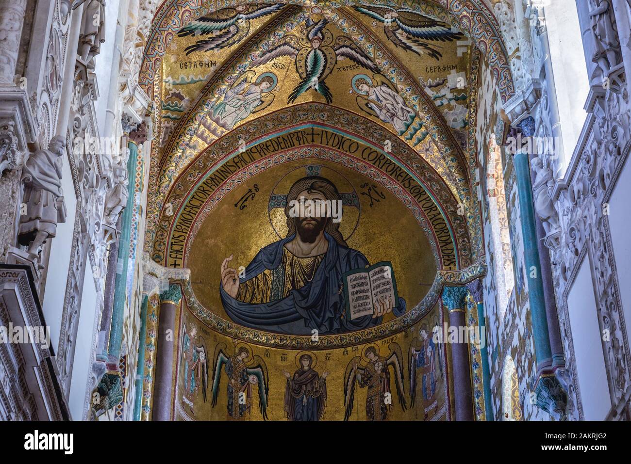 Christus Pantokrator Mosaik in Basilika Kathedrale der Verklärung in Cefalu Stadt und Gemeinde an der Tyrrhenischen Küste von Sizilien, Italien Stockfoto