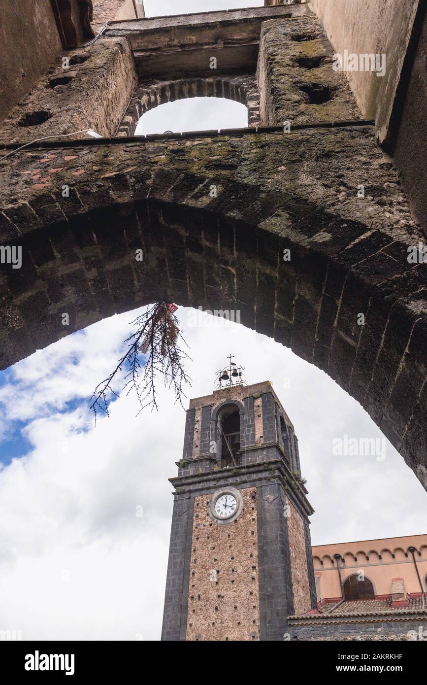 Kirche des Hl. Nikolaus Turm von der Via degli Archi historische Straße in Randazzo Gemeinde im Großraum Stadt Catania, Sizilien in Italien gesehen Stockfoto