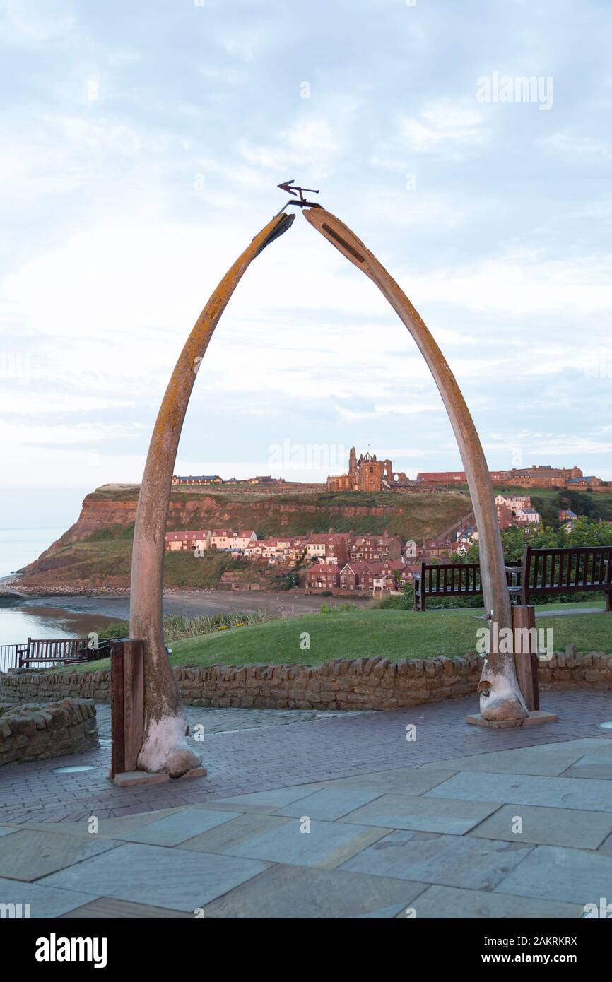 Whitby Abbey, durch den berühmten Walalebone-Bogen gesehen. Stockfoto