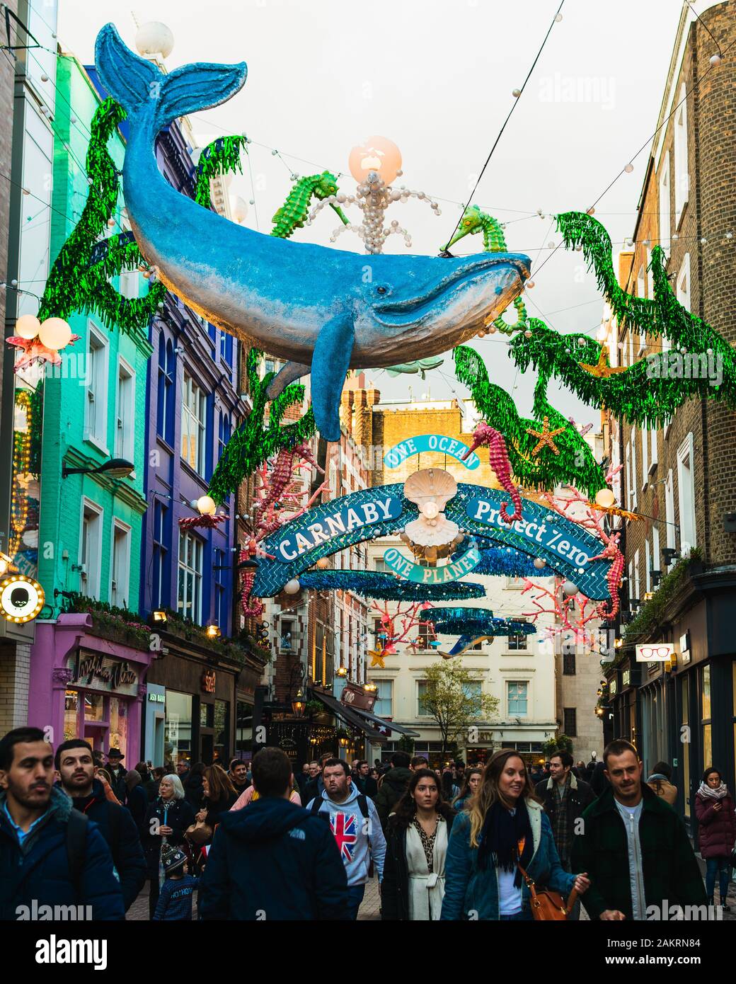 London, Großbritannien/Europa; 20/12/2019: Weihnachtsbeleuchtung aus recyceltem Material in der Carnaby Street. Bezirk Soho, London. Stockfoto