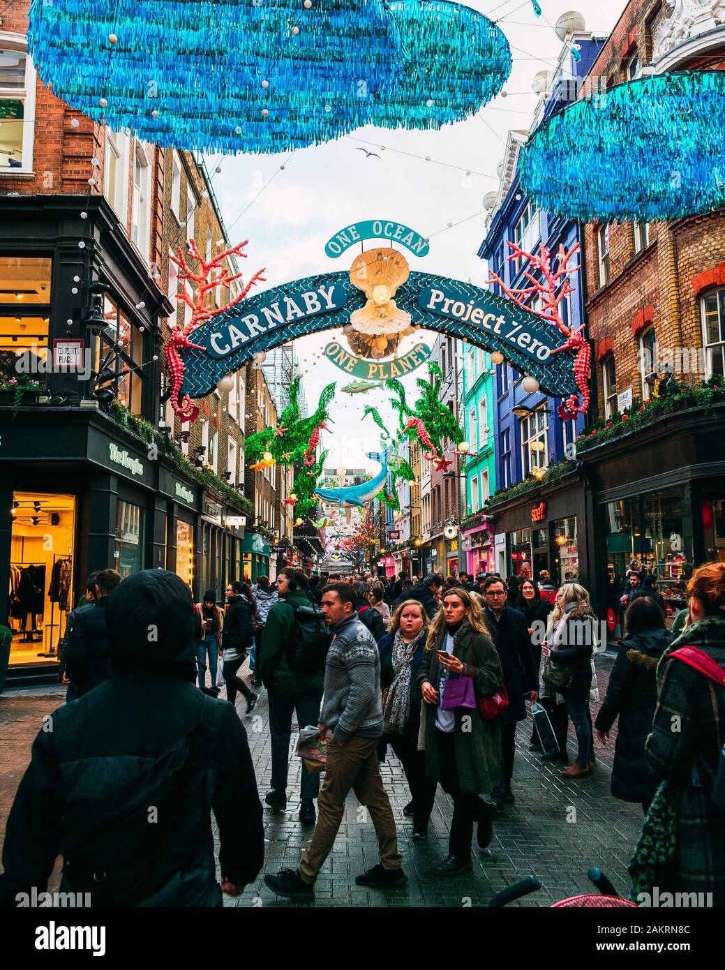 London, Großbritannien/Europa; 20/12/2019: Weihnachtsbeleuchtung aus recyceltem Material in der Carnaby Street. Bezirk Soho, London. Stockfoto