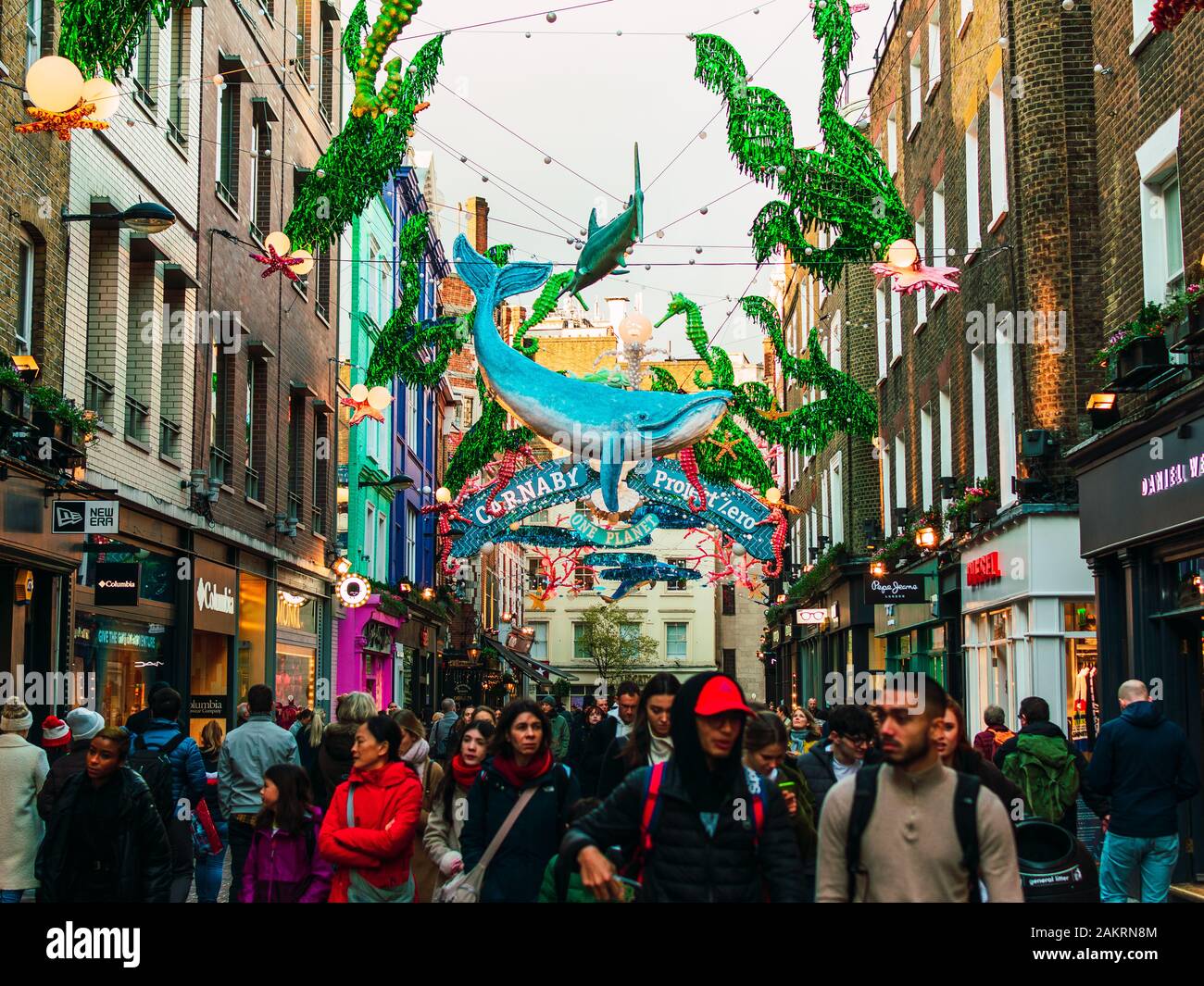 London, Großbritannien/Europa; 20/12/2019: Weihnachtsbeleuchtung aus recyceltem Material in der Carnaby Street. Bezirk Soho, London. Stockfoto