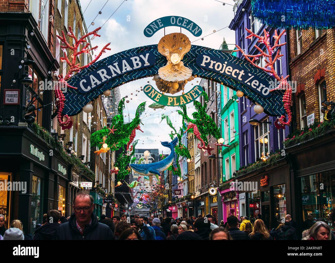 London, Großbritannien/Europa; 20/12/2019: Weihnachtsbeleuchtung aus recyceltem Material in der Carnaby Street. Bezirk Soho, London. Stockfoto