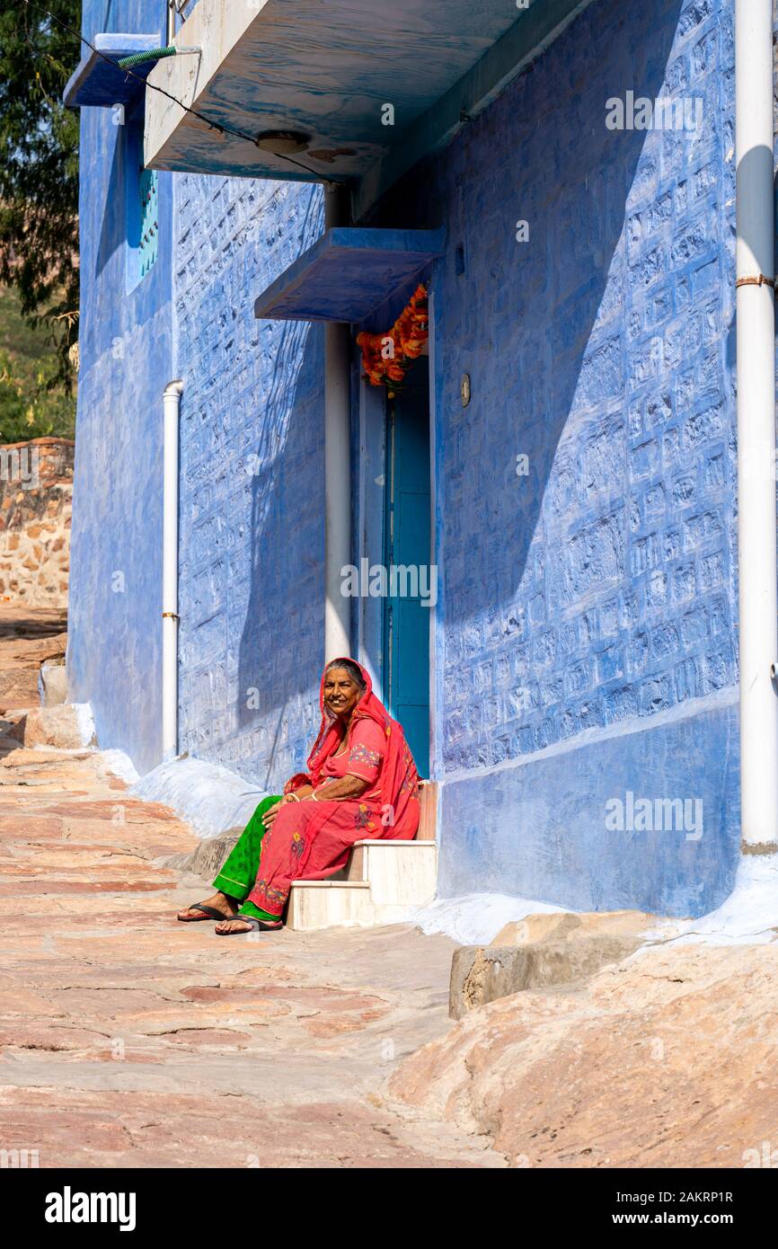 Frau vor Blue House in Jodhpur, Indien Stockfoto