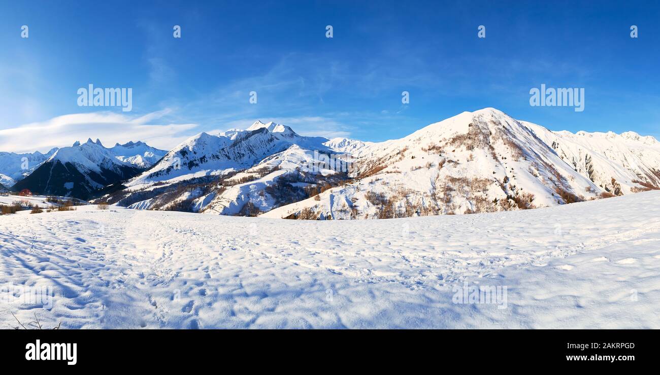 Frühmorgendliches Panorama auf die Gipfel der französischen alpen von Aiguilles d'Arves, sichtbar vom Dorf Saint-Jean-d'Arves, während einer Winter-Skifahrt. Stockfoto