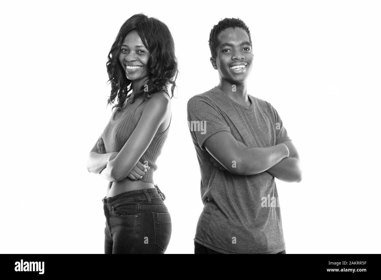 Gerne schwarze afrikanische Schwester und Bruder lächelnd mit Waffen aus Botswana gekreuzt Stockfoto