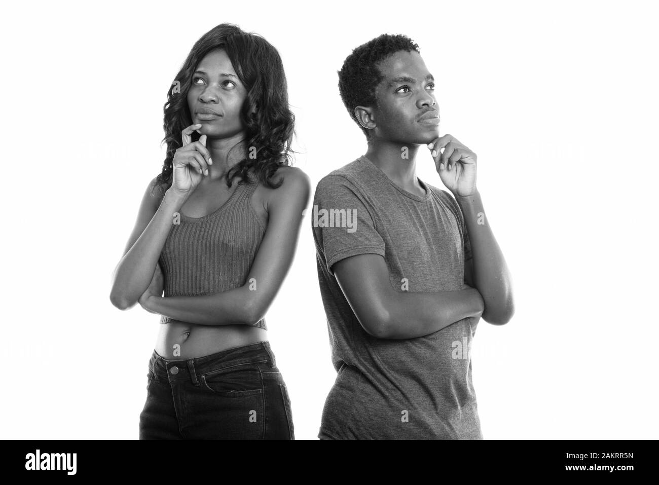 Studio Aufnahme des schwarzen afrikanischen Schwester und Bruder zusammen denken Stockfoto