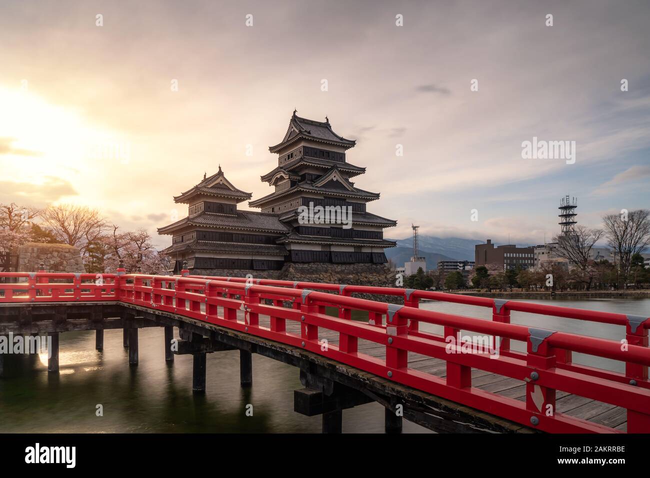 Schloß Matsumoto während der Kirschblüte (Sakura) ist eines der bekanntesten Sehenswürdigkeiten in Matsumoto, Nagano, Japan. Asiatische Tourismus, Geschichte Gebäude oder Trad Stockfoto