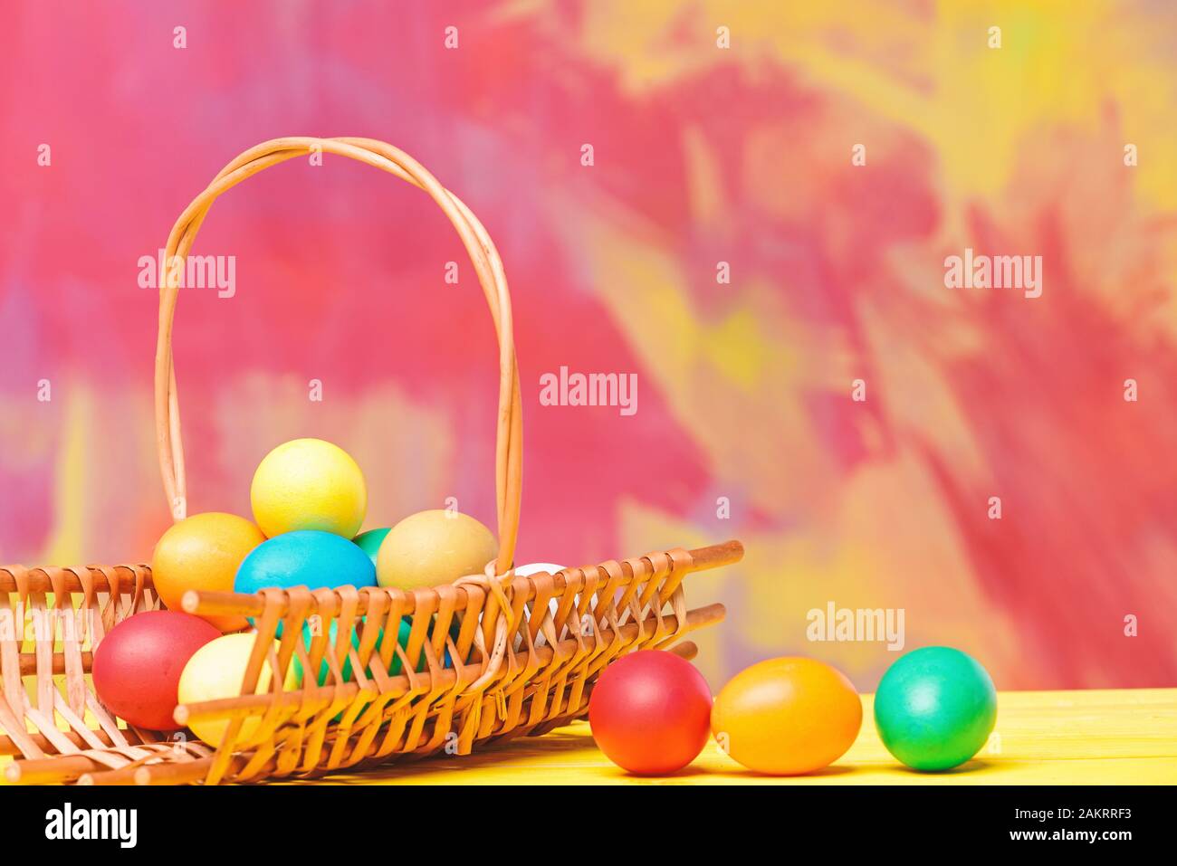 Bunte Eier im Korb. Gesunder und glücklicher Urlaub: Bemalte Eier in Eierteller. Frohe ostern. Frühlingsurlaub. Feiertagsfeier, Vorbereitung Stockfoto