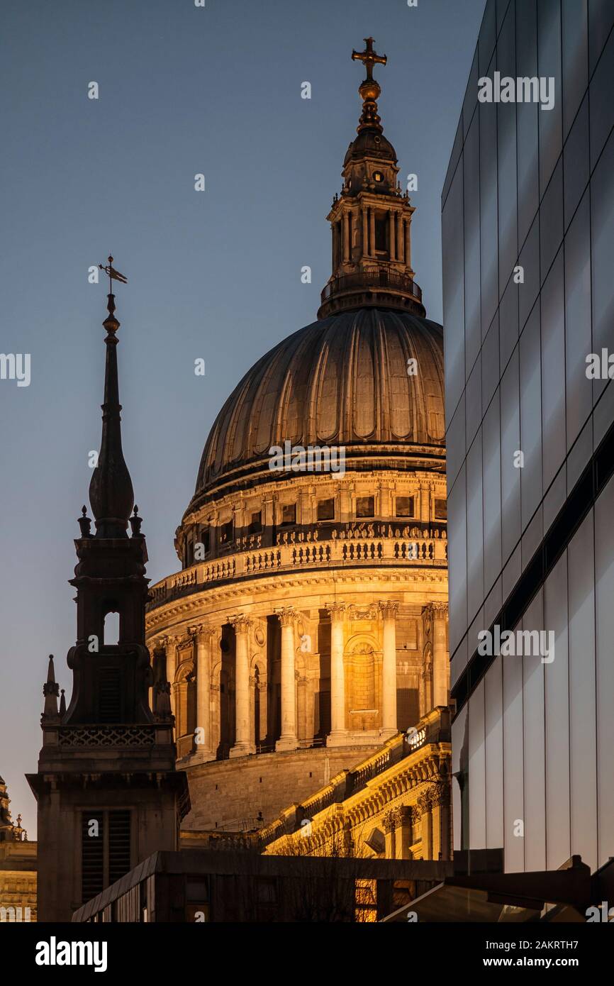 LONDON, Großbritannien - 23. FEBRUAR 2019: Blick auf die St Paul's Cathedral von der Seite One New Change in der Abenddämmerung als Hintergrund Stockfoto