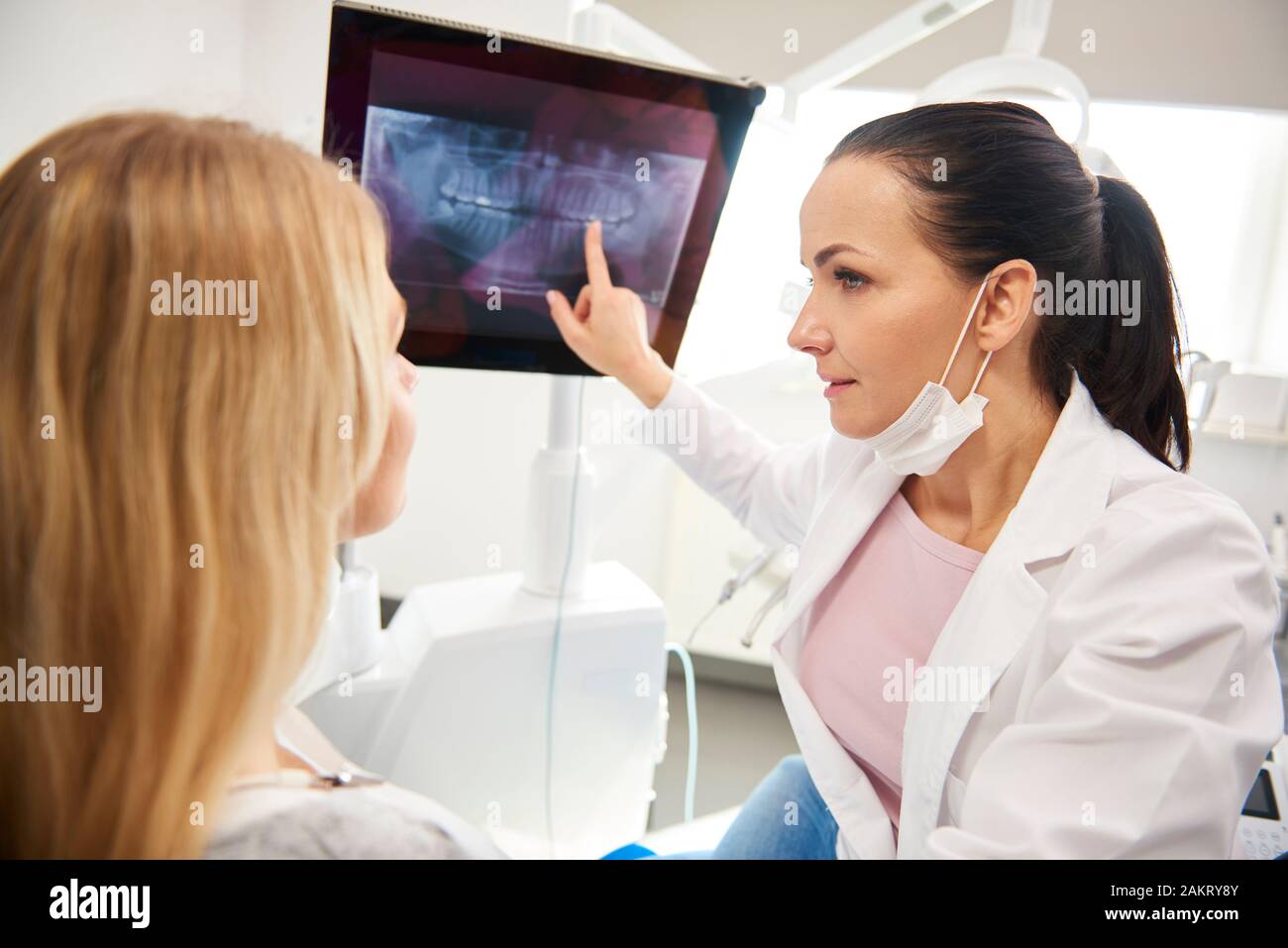 Weiblichen Zahnarzt zeigen auf der Patient x-ray Stockfoto
