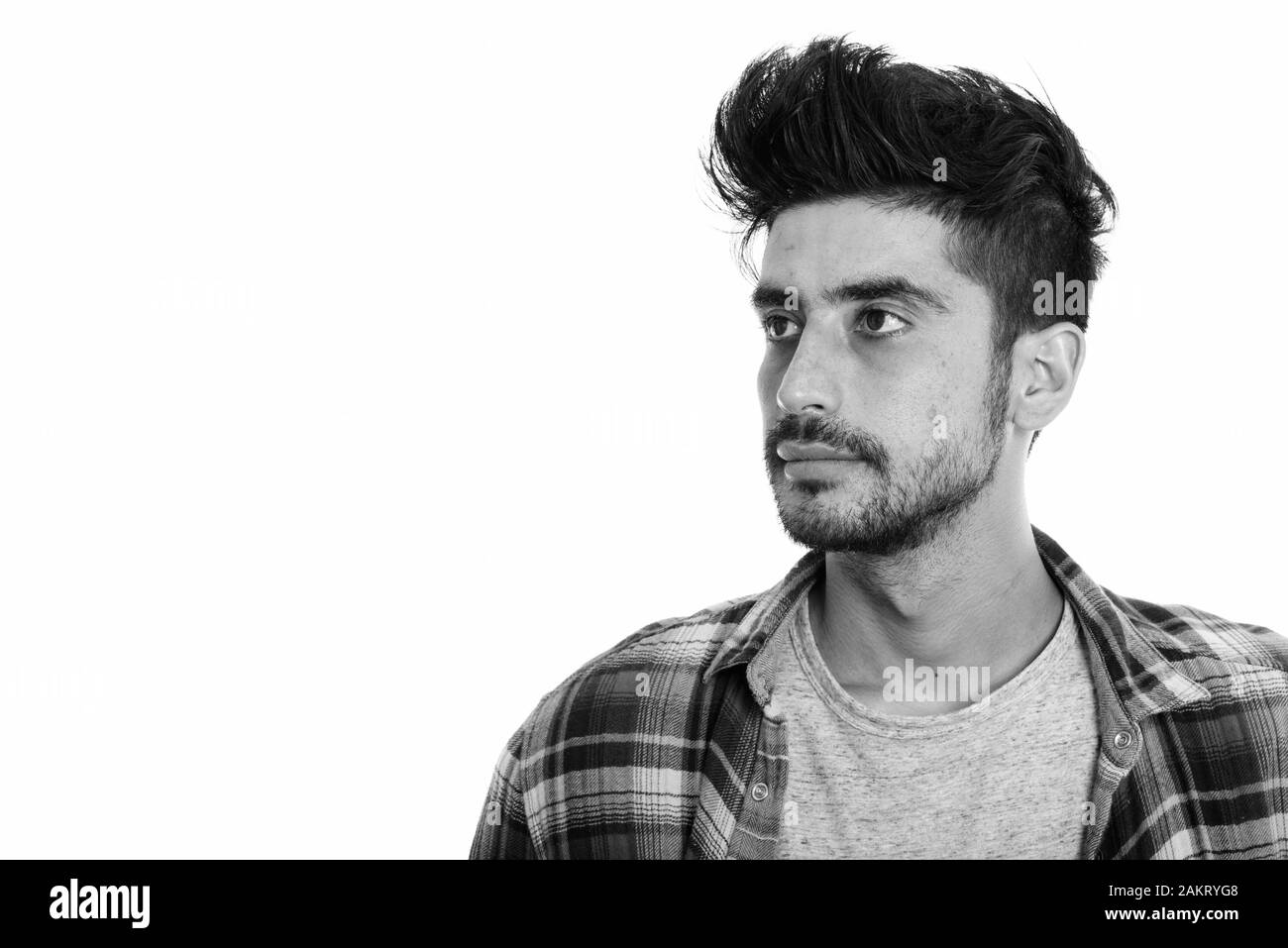 Studio shot der jungen Persischen Mann denken, während die Suche nach Stockfoto