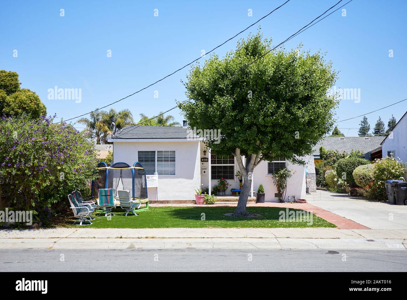 Kleine suburbial Amerikanischen Haus mit Kunstrasen Rasen vor; Sunnyvale, Kalifornien, USA Stockfoto