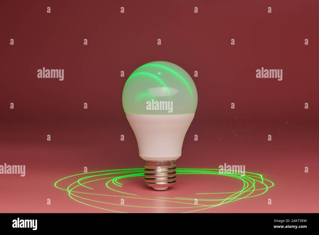 Energiesparende Lampe, grünen Laserstrahl um, kopieren. Minimale Idee Konzept. Stockfoto