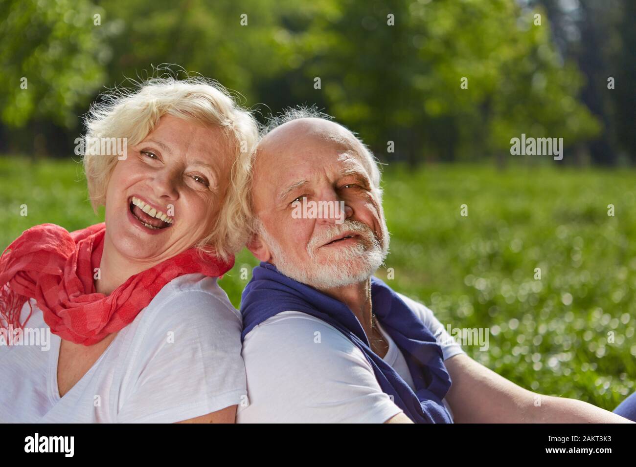 Paar in Liebe Senioren in der Natur sitzen im Sommer Stockfoto