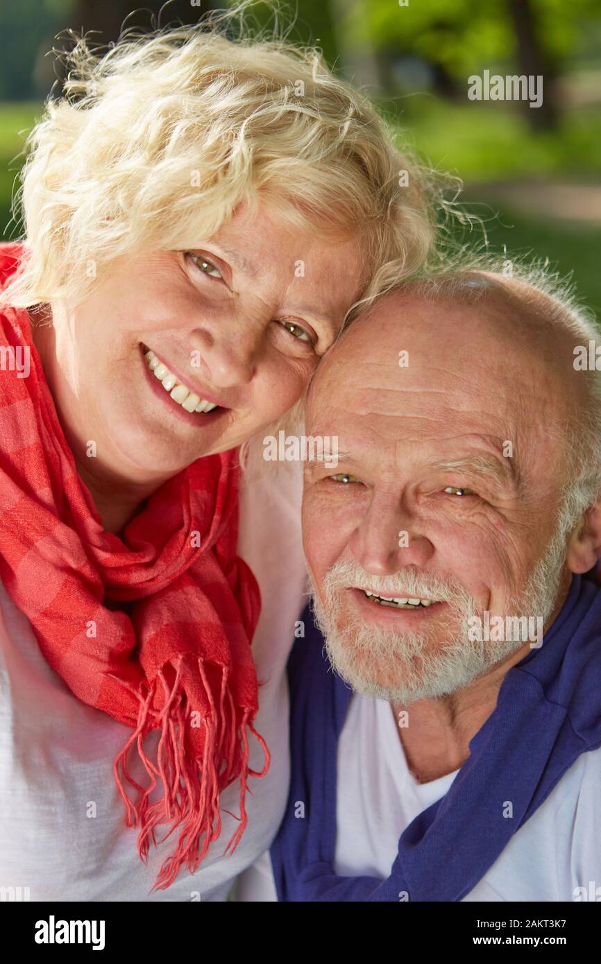Glückliches Paar Senioren lächelnd in Liebe im Sommer Stockfoto